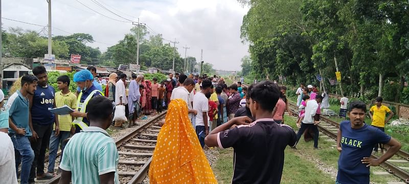 নরসিংদীর রায়পুরা উপজেলায় ট্রেনে কাটা পড়ে আরও একজনের মৃত্যু হয়েছে। আজ সোমবার দুপুরে মেথিকান্দা রেলস্টেশনসংলগ্ন শ্রীরামপুর রেলগেট এলাকায়